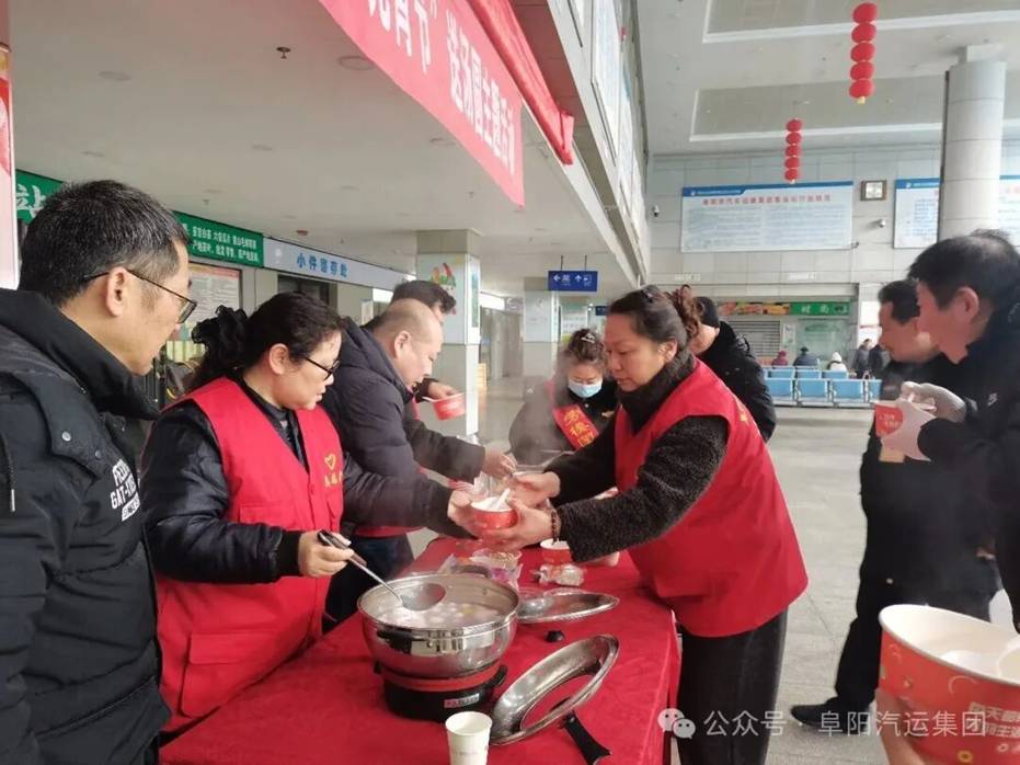 一碗湯圓暖旅途 客運站里共團圓